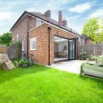 Charming 2Br House With Amazing Garden