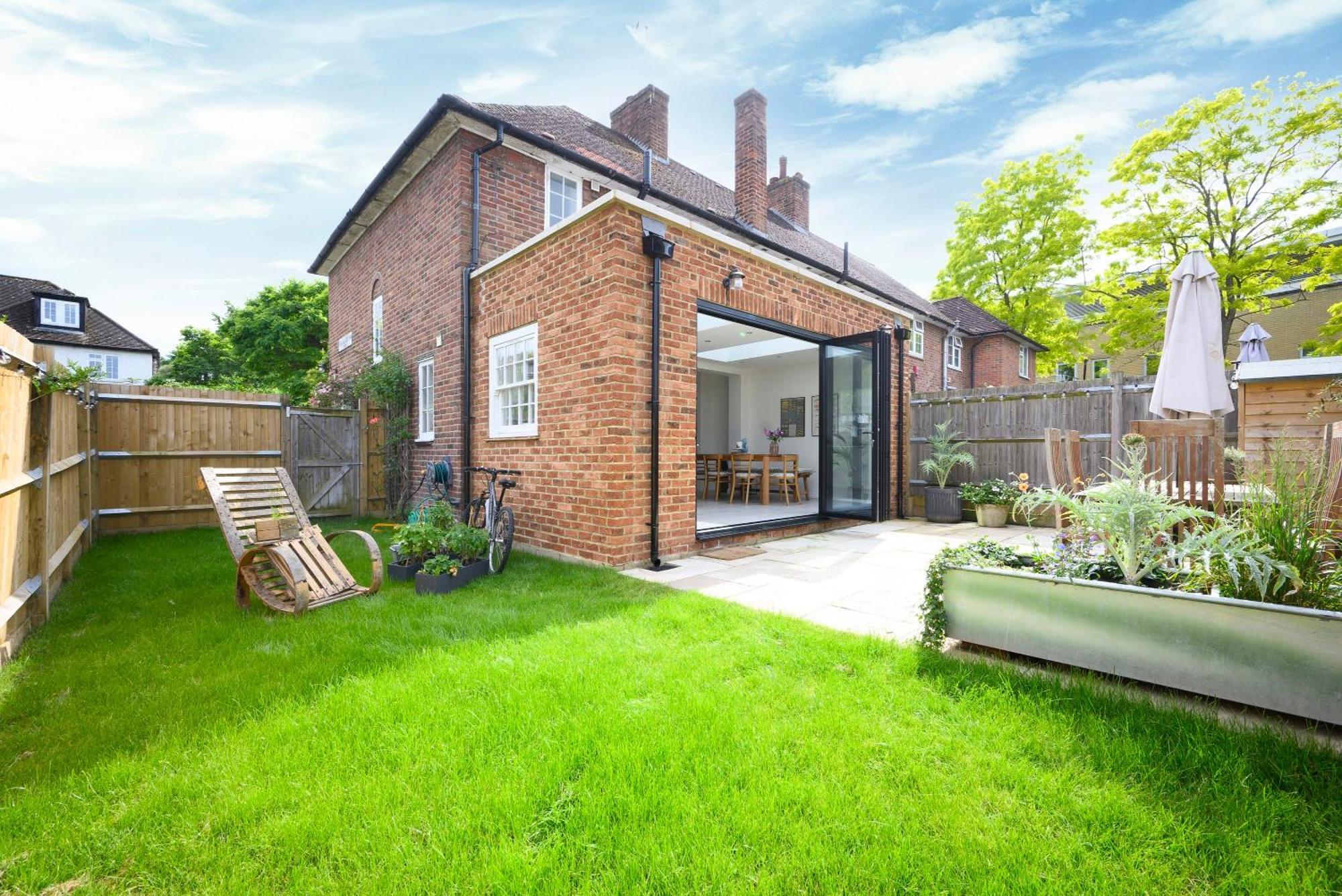 Charming 2br House With Amazing Garden Holiday home London